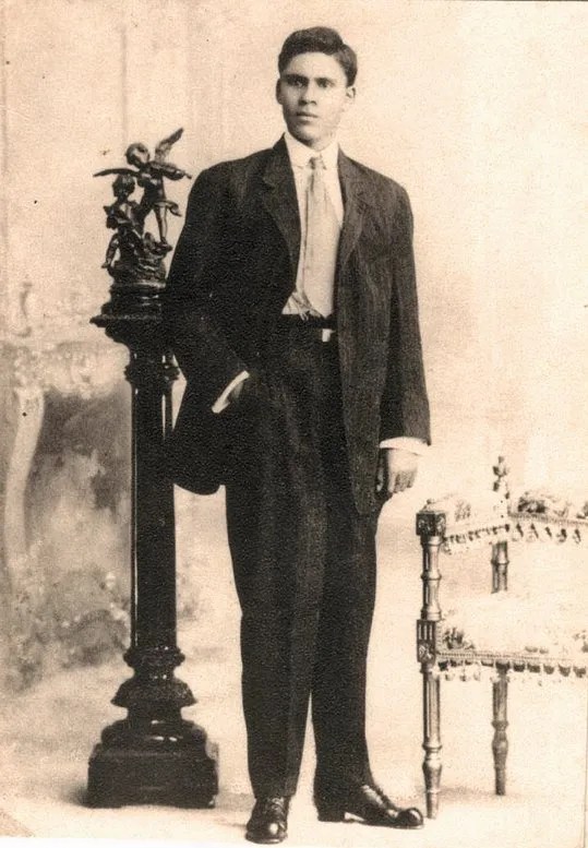 Clemente Marroquín Rojas en su época de estudiante universitario, cuando funda "La Hora".